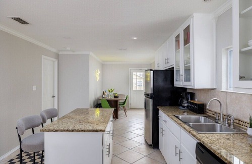 McKinley Heights House | Cozy East Side Retreat with King Bed Near UT Campus