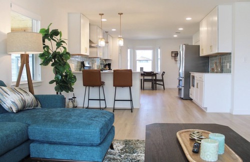 East MLK House | East Side Gem Charming Modern Retreat+Studio 10min Downtown, Airport,F1,ACL,SXSW