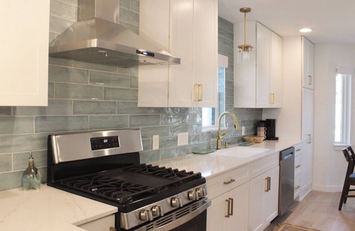 East MLK House | East Side Gem Charming Modern Retreat+Studio 10min Downtown, Airport,F1,ACL,SXSW