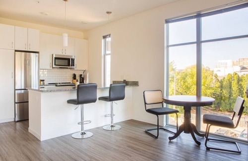 Yankee Hill Apartment | East Side Luxury 1BR Apt - Near Brady and Fiserv with Balcony