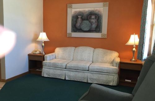 Tipton Hotel | Comfortable Stay at East Street Inn & Suites for Families