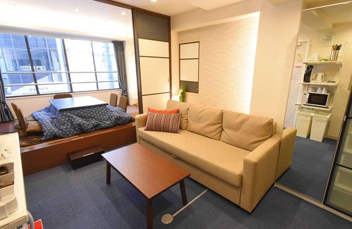 Nishishinbashi Apartment | Experience East Toranomon: Central Tokyo's Gem with Breakfast
