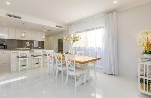 East Victoria Park House | East Vic Park Luxe: Family-Friendly Retreat with Top Ratings