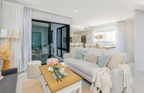 East Victoria Park House | East Vic Park Luxe: Family-Friendly Retreat with Top Ratings