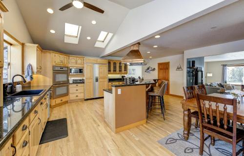 Monitor House | East Wenatchee Oasis: 4BR Retreat with Pool & Hot Tub