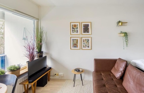 Itainen District Apartment | Eastend Pearl: Family-Friendly Studio Near Subway & Shops