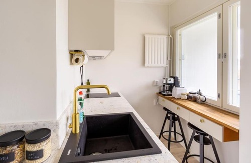 Itainen District Apartment | Eastend Pearl: Family-Friendly Studio Near Subway & Shops