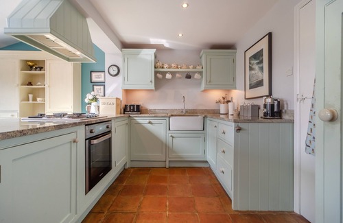 Westleton House | Cozy Easter Cottage: Pet-Friendly Retreat for Families