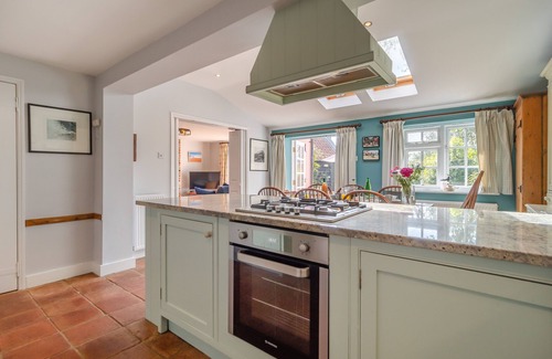 Westleton House | Cozy Easter Cottage: Pet-Friendly Retreat for Families