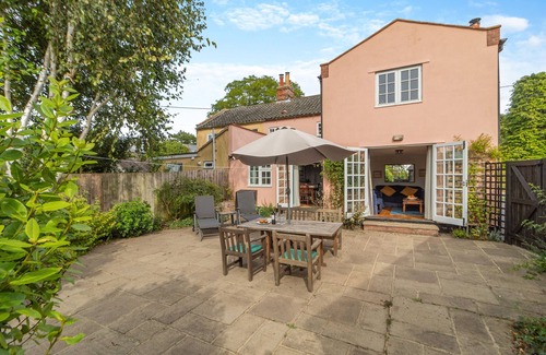 Westleton House | Cozy Easter Cottage: Pet-Friendly Retreat for Families