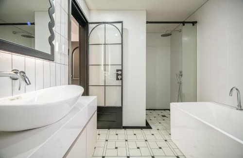 Huangpu Apartment | Eastern Hub - Bund Branch Premium 3-Bedroom Apartment with Bund View
