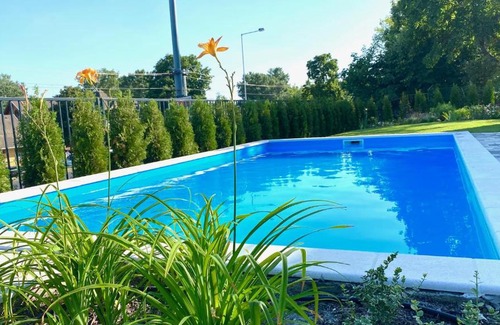 Alsóörs Apartment | Family-Friendly Eastlake Apartman with Pool & High Ratings