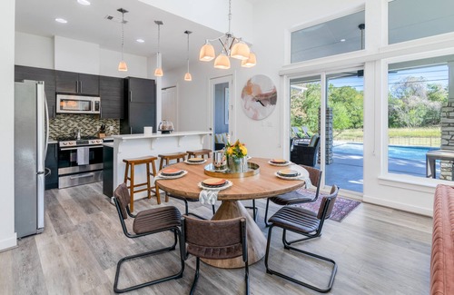 Pleasant Valley House | Eastside Delight: Poolside Retreat with Golf & Ocean Views