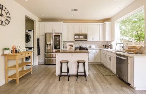 Govalle House | Eastside Escape: Enjoy Backyard Fun & Walk to Local Eateries