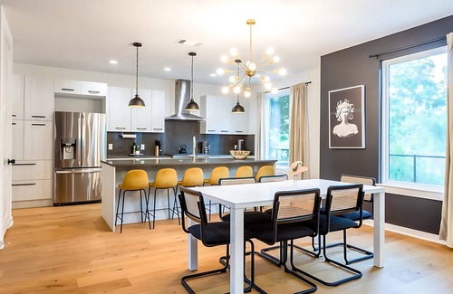 Govalle House | Discover Eastside House: Downtown Oasis with Pool Access