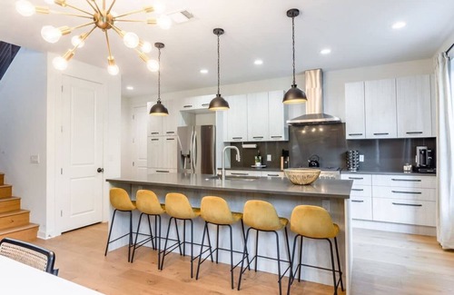 Govalle House | Discover Eastside House: Downtown Oasis with Pool Access