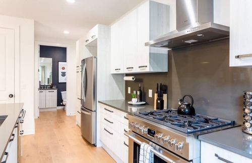 Govalle House | Discover Eastside House: Downtown Oasis with Pool Access