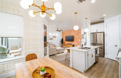 Govalle House | Eastside Oasis: Walk to Vibrant Bars and Delicious Eats