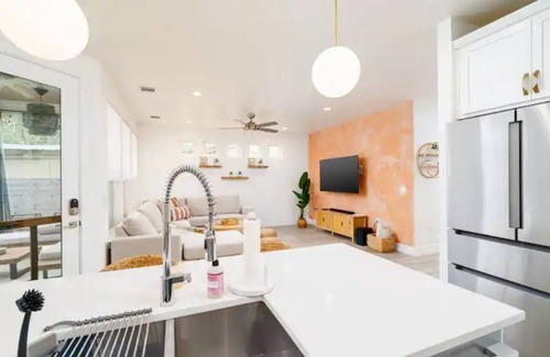 Govalle House | Eastside Oasis: Walk to Vibrant Bars and Delicious Eats