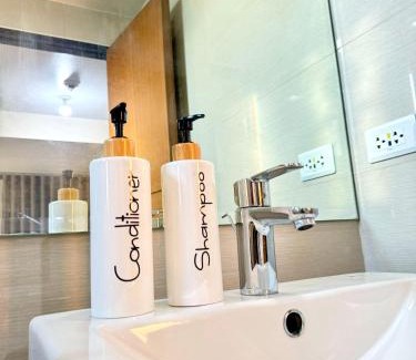 Bagumbayan Apartment | Eastwood Global Plaza Luxury 1Bed Room with 2 Toilets and Laundry Room