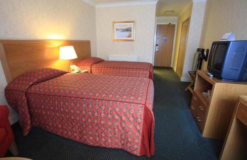 Brinsley Hotel | Discover Eastwood Hall: Pet-Friendly Retreat with Pool