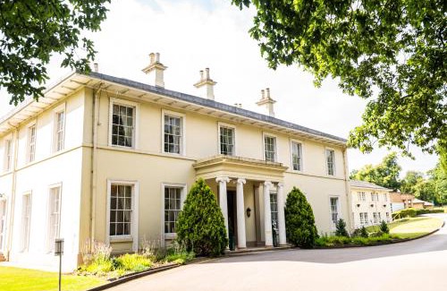 Brinsley Hotel | Discover Eastwood Hall: Pet-Friendly Retreat with Pool