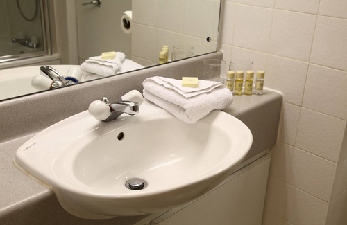 Brinsley Hotel | Inviting Eastwood Hall: 4-Star Stay with Spa & Pool