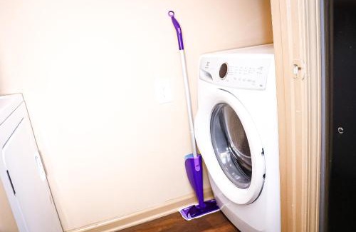 Norcross Apartment | Convenient King Bed Retreat with 9/10 Guest Rating