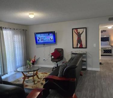 Norcross Apartment | Convenient King Bed Retreat with 9/10 Guest Rating