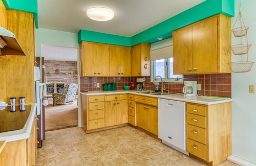 Oroville House | Prime Lake Osoyoos Waterfront Home with Pet-Friendly Amenities