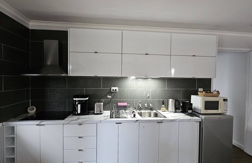 Rochedale South Apartment | Easy Access to Brisbane - Gold Coast Private Guest Suite w/On-site Parking