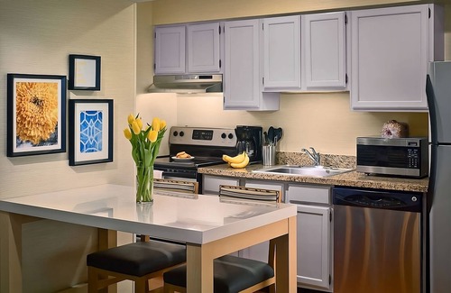 Middleburg Heights Hotel | Convenient Cleveland Hotel: Pool, Free Parking & Pet-Friendly