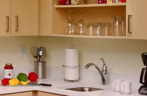 Middleburg Heights Hotel | Convenient Suites Near Cleveland Hopkins Airport with Kitchen