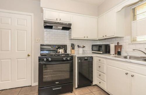 Little Rock House | Convenient Location Near Attractions - The Westside Nest