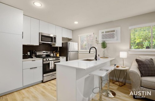 Austin Apartment | Convenient Access to UT Campus with Pool & Parking