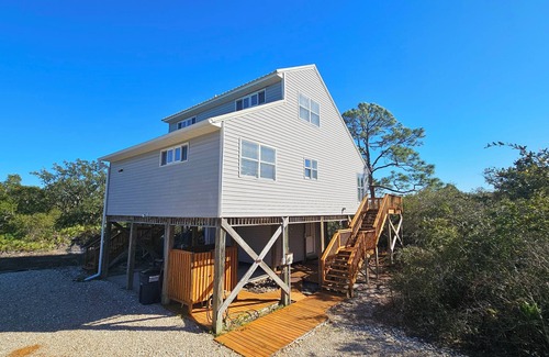 Plantation Cottage | Easy Beach Access - 2 FREE BIKE RENTALS INCLUDED WITH YOUR STAY! PET FRIENDLY