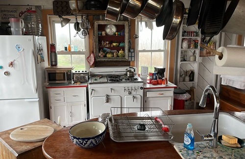 Block Island Cottage | Beachfront Bliss: Guest Rated 9.6 with Spa & Ocean Views
