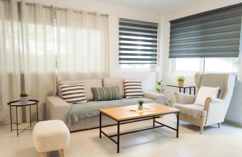 Ilioupoli Apartment | Relaxing Oceanfront Escape with Breakfast & Kids' Fun