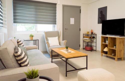 Ilioupoli Apartment | Relaxing Oceanfront Escape with Breakfast & Kids' Fun