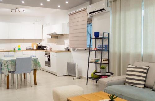Ilioupoli Apartment | Relaxing Oceanfront Escape with Breakfast & Kids' Fun