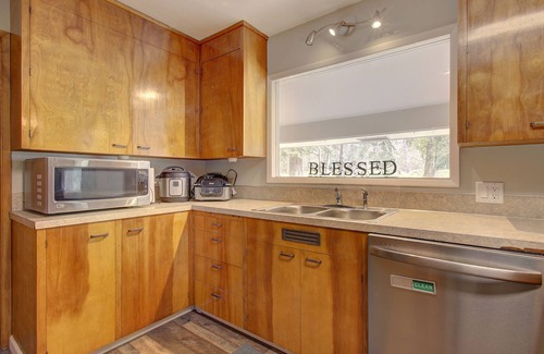 Dollar Corner House | Convenient Retreat with Hot Tub & Pet-Friendly Amenities