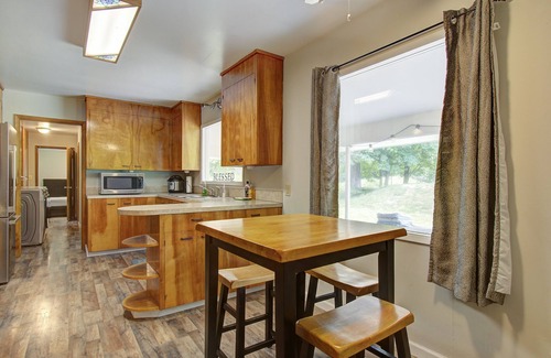 Dollar Corner House | Convenient Retreat with Hot Tub & Pet-Friendly Amenities