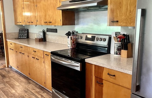 Dollar Corner House | Convenient Retreat with Hot Tub & Pet-Friendly Amenities