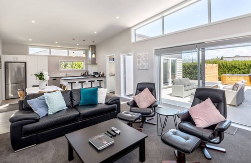 Martinborough House | Idyllic Easy Days Martinborough: Pool, Spa & Perfect Reviews