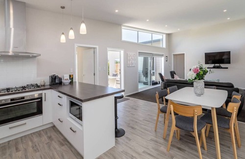 Martinborough House | Idyllic Easy Days Martinborough: Pool, Spa & Perfect Reviews