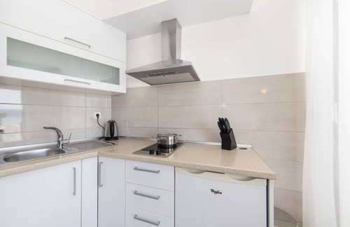 Blato Apartment | Welcoming Hosts Steps from the Beach with Ocean Views