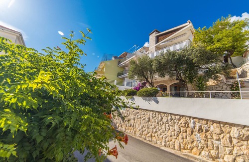 Blato Apartment | Welcoming Hosts Steps from the Beach with Ocean Views