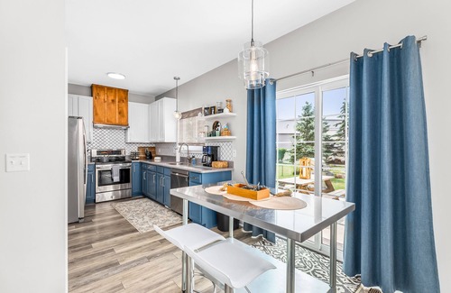 New Baltimore House | Comfortable Getaway at Anchor Bay - Gym & Theater Included