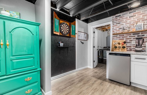 New Baltimore House | Comfortable Getaway at Anchor Bay - Gym & Theater Included