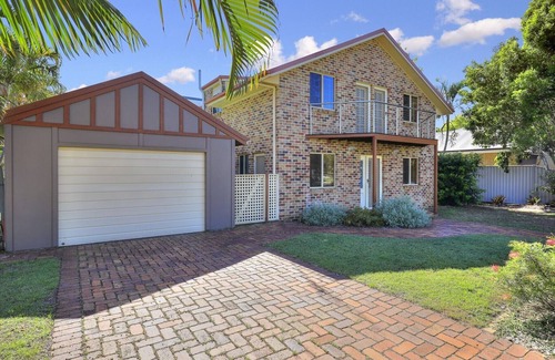 Woodgate House | Easy Stroll to the Beach or Bowls Club